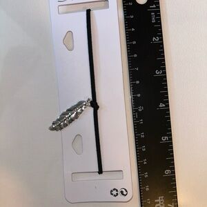 Thin suede choker featuring a delicate silver feather